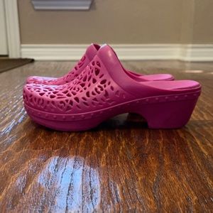 Dansko perforated clogs size EU size 40 (9.5-10)